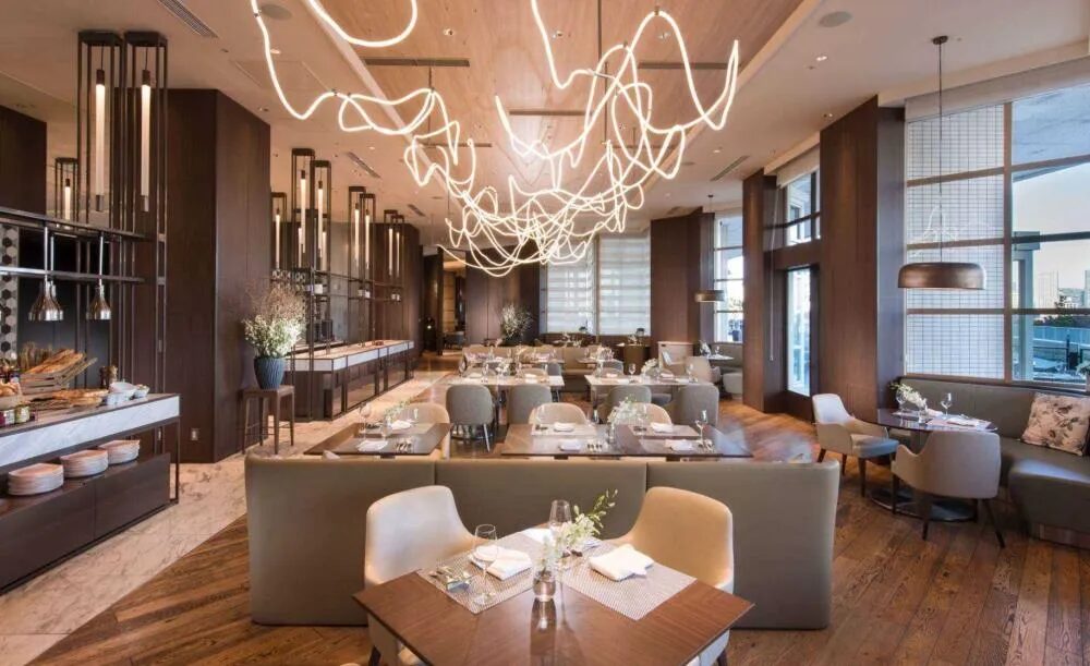 豪華な内容が施されているカフェ店内の画像