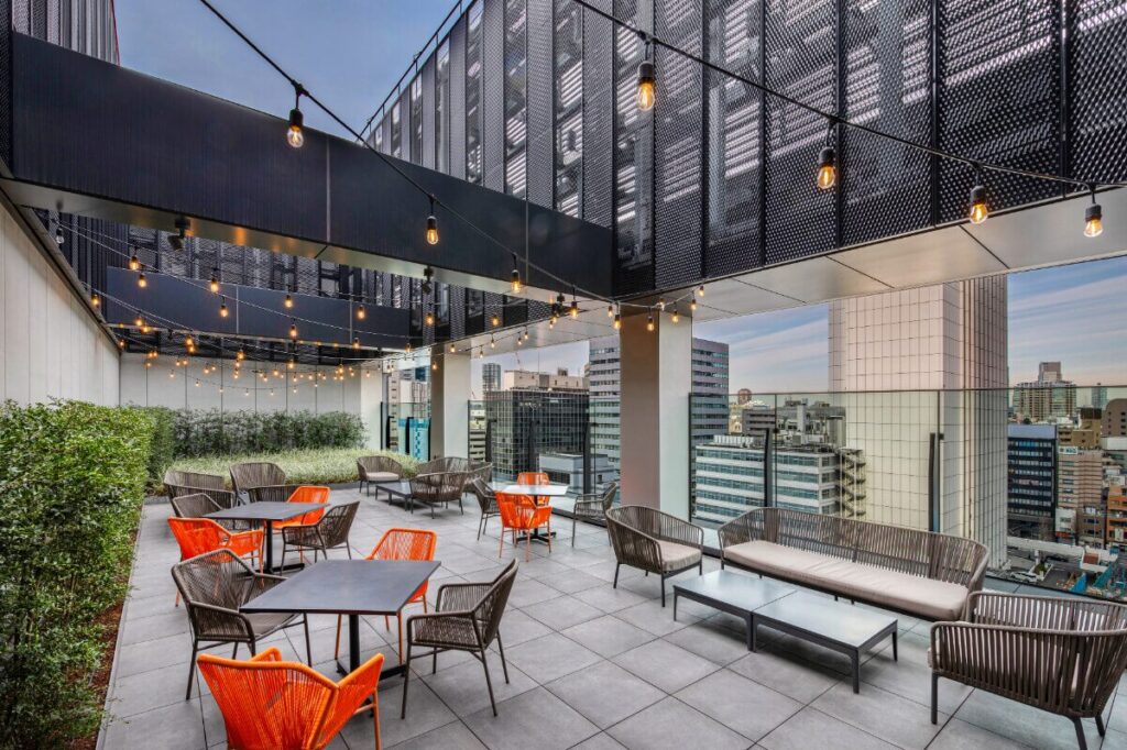 おしゃれなテラス席の写真