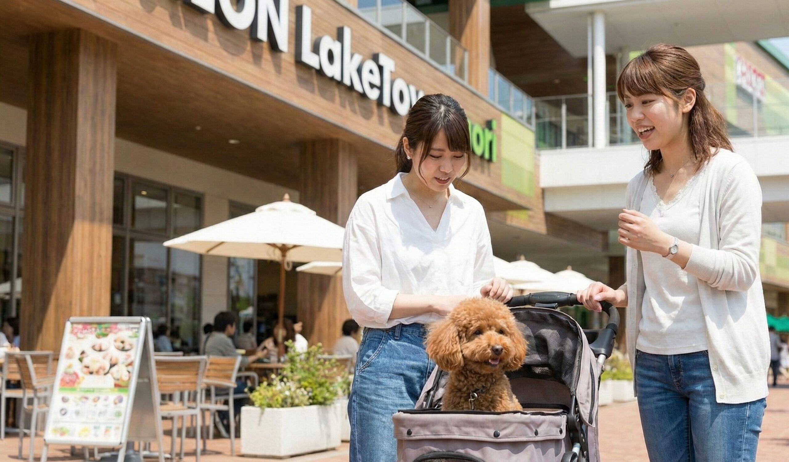 レイクタウンにいるトイプードルと女性たち