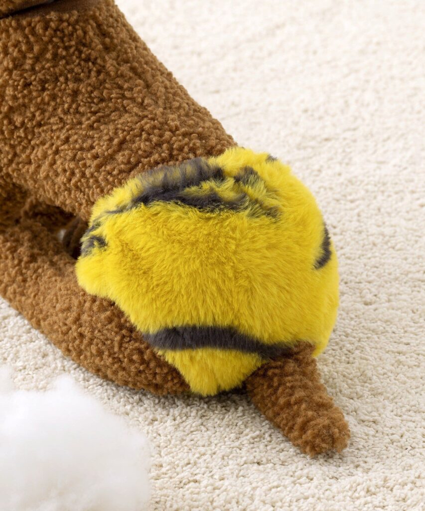 鬼のパンツを履いている犬のぬいぐるみ