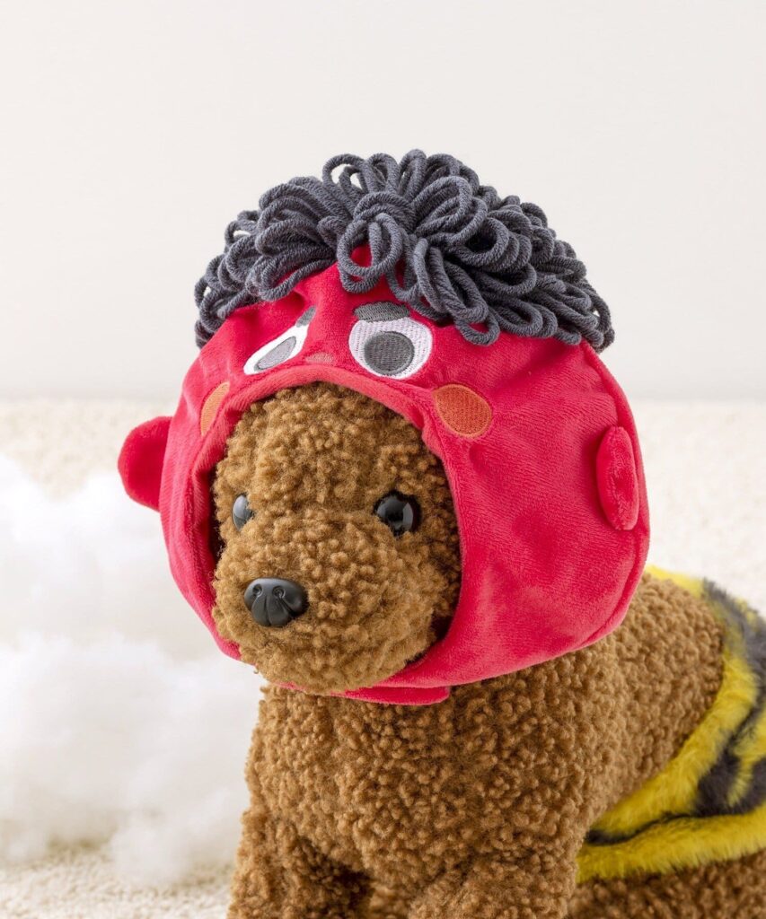 鬼の被り物している犬のぬいぐるみ