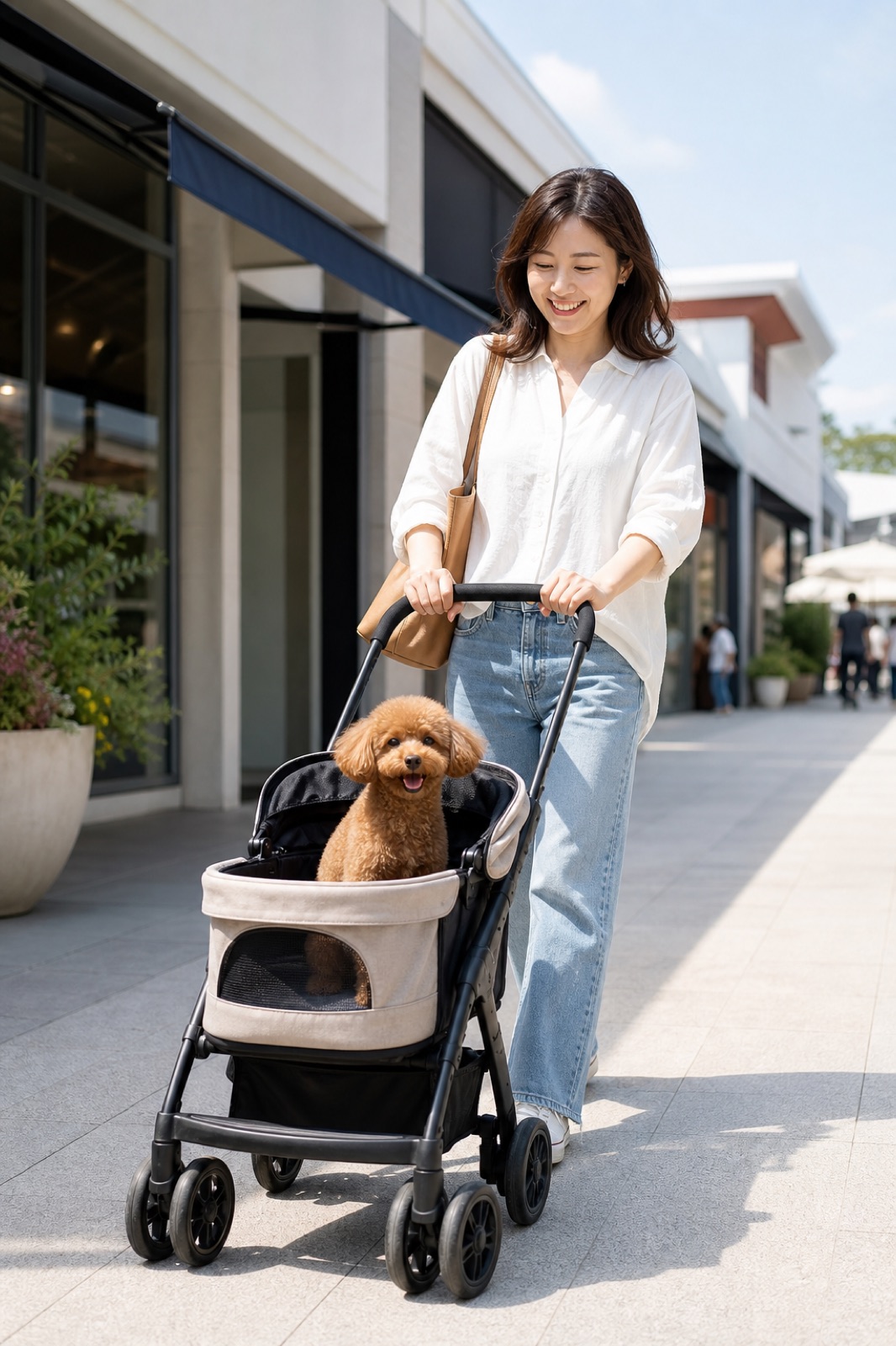 ペットカートに乗ったトイプードルとアウトレットで買い物をする女性