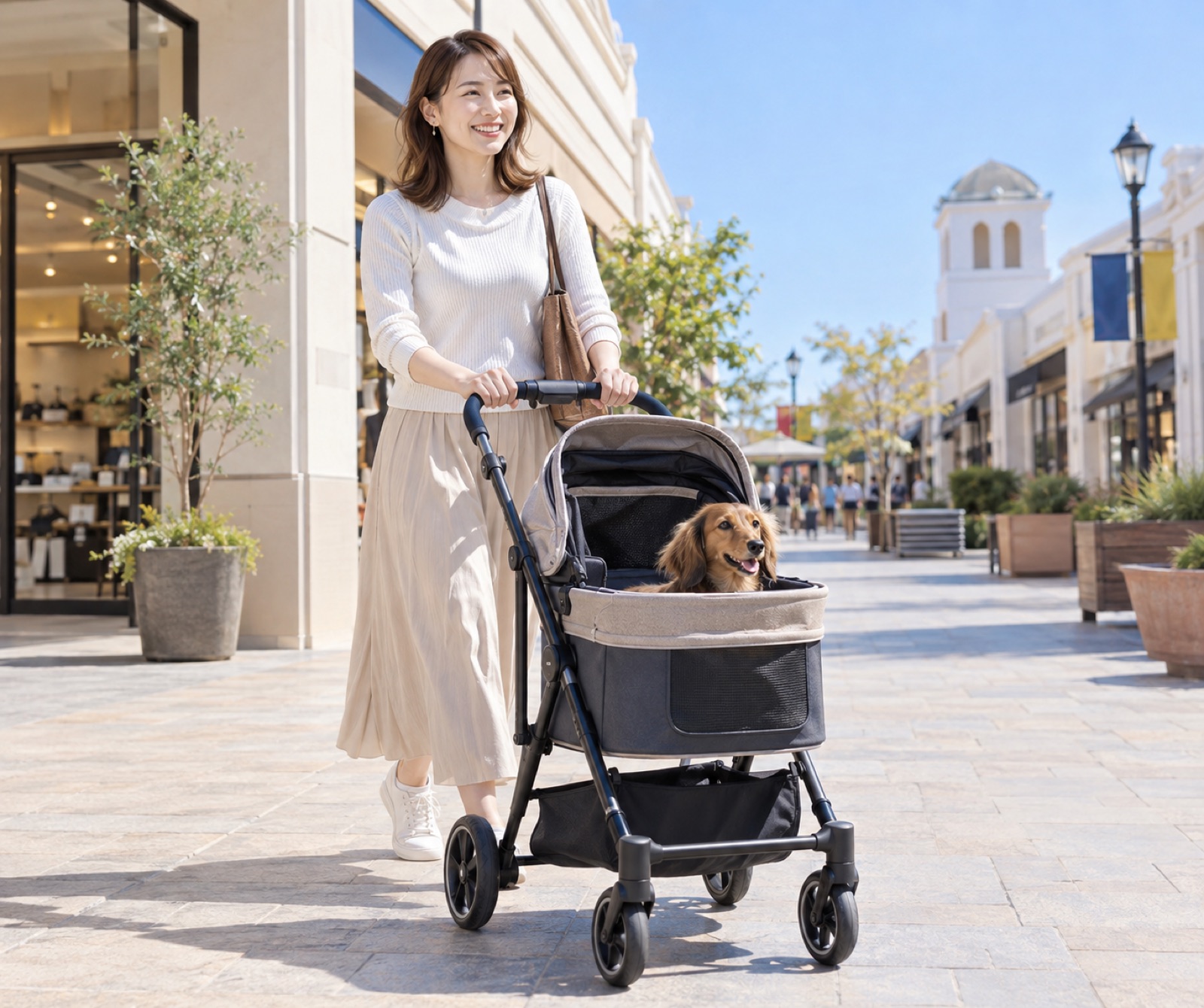 あみアウトレットの広い通路をペットカートを押して歩く様子