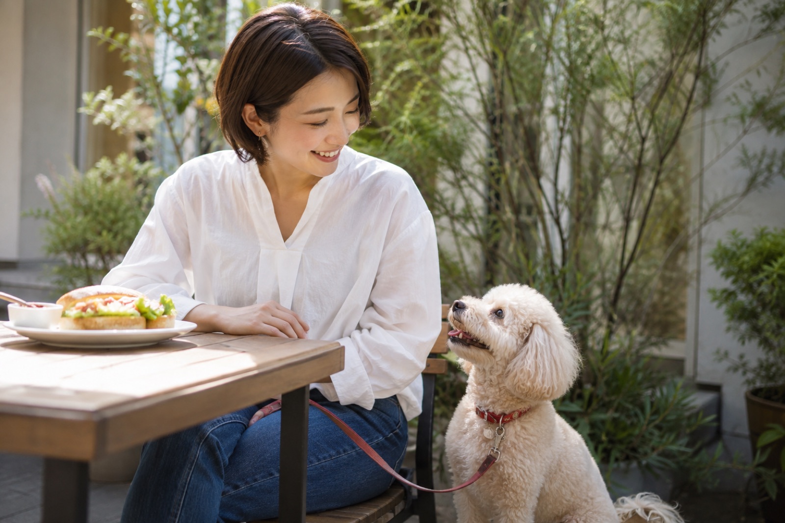 屋外テラス席で愛犬と過ごす日本の女性