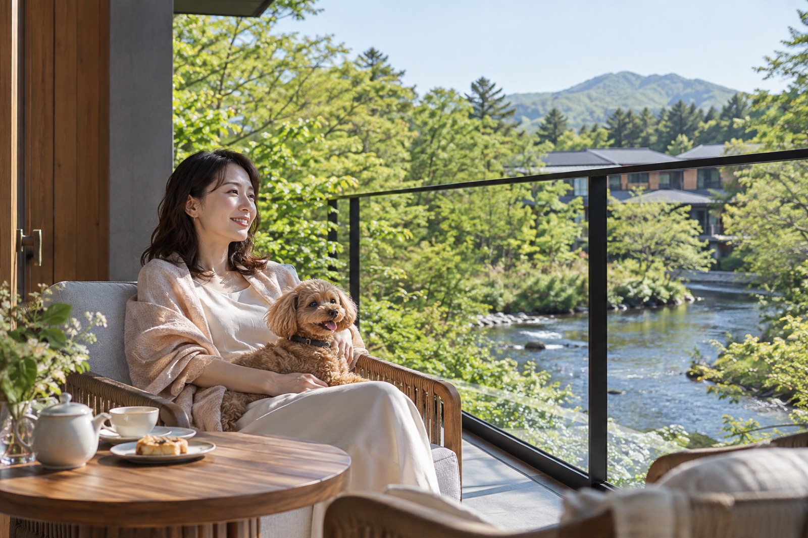 軽井沢御影用水沿いのホテルテラスで愛犬とくつろぐ様子