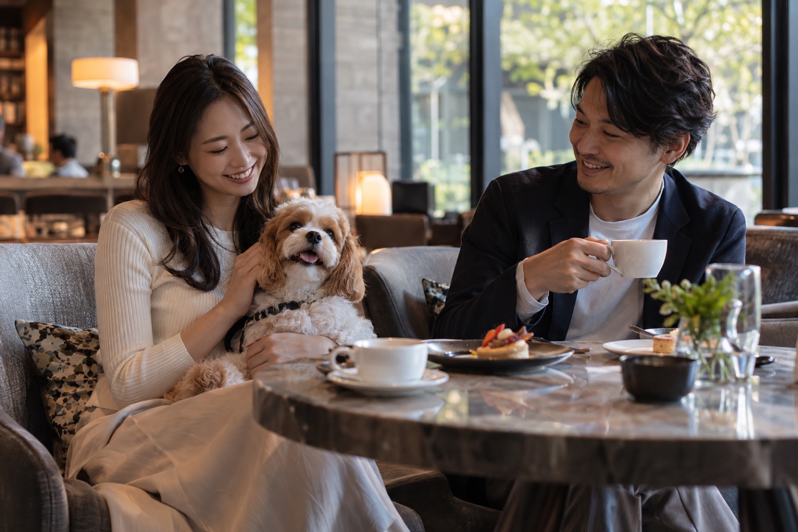 ホテルカフェで犬と過ごすカップル